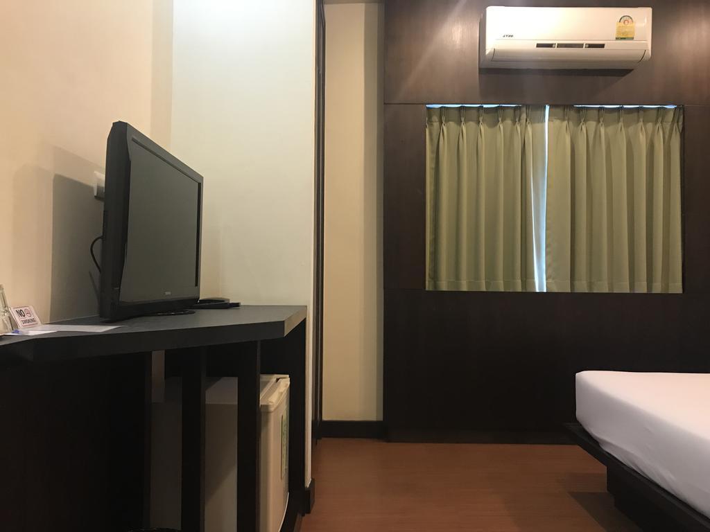 Tara Place Hotel Бангкок Екстер'єр фото