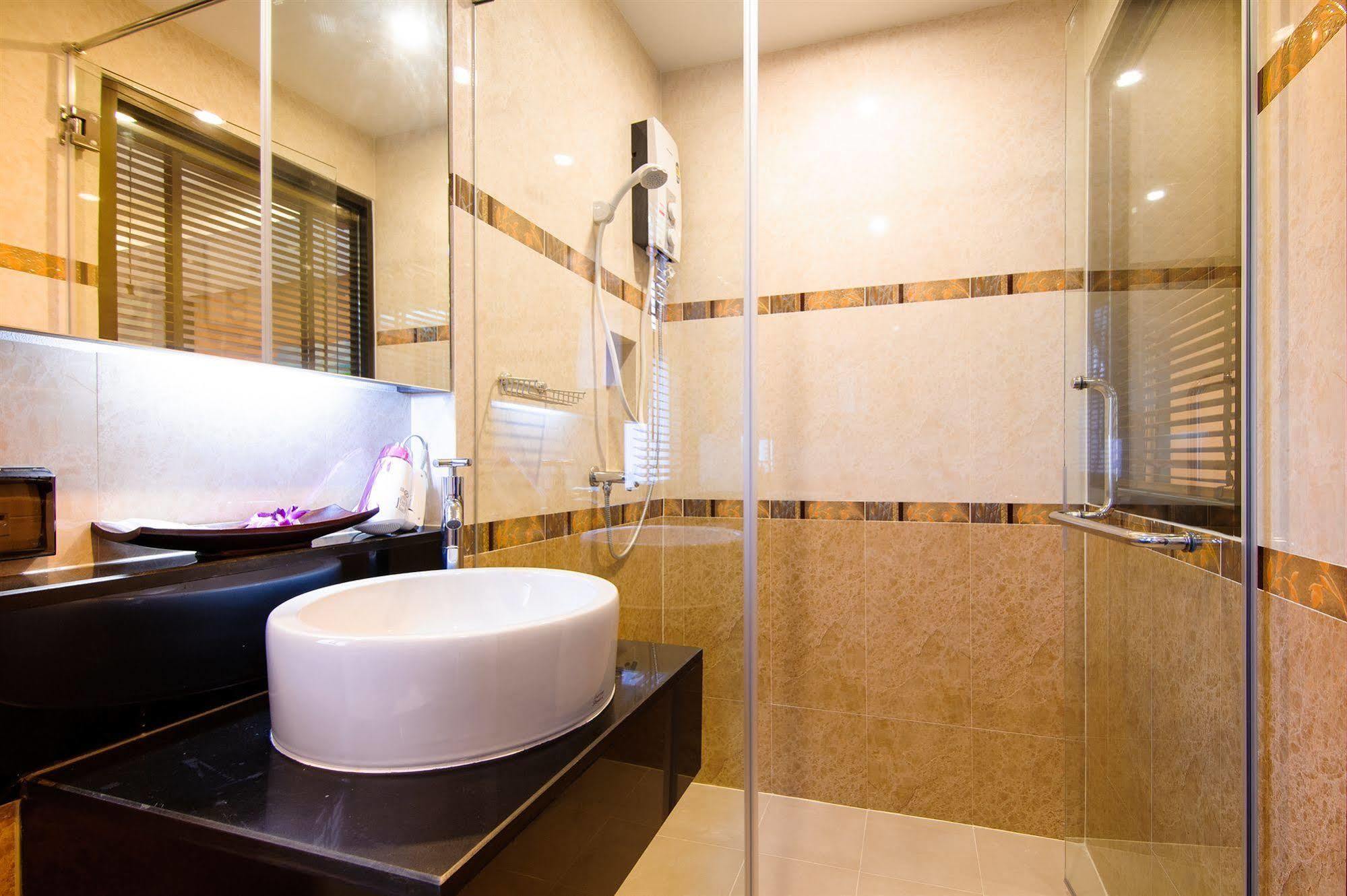 Tara Place Hotel Бангкок Екстер'єр фото