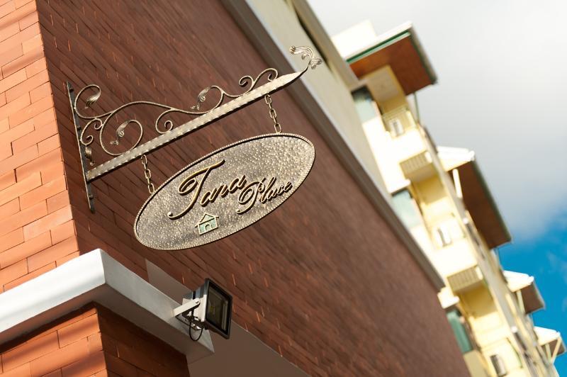 Tara Place Hotel Бангкок Екстер'єр фото